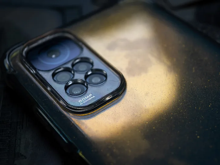 Il blocco fotocamere sul retro di uno smartphone recente