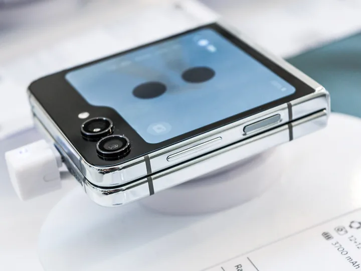 Uno smartphone pieghevole chiuso, con lo schermo esterno acceso