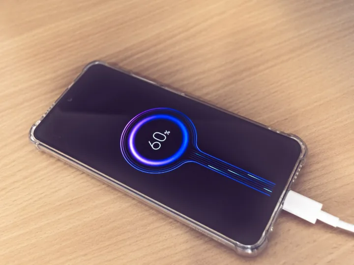 Uno smartphone in carica, con la percentuale della batteria sullo schermo