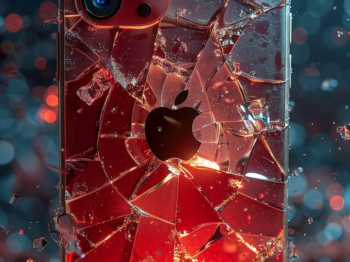 Uno smartphone con il vetro posteriore rotto