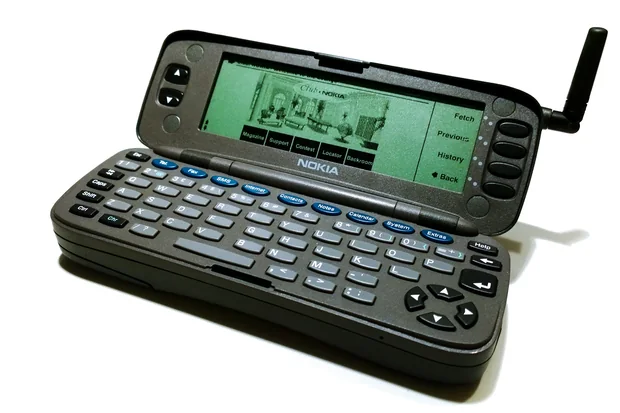 Nokia 9000 Communicator aperto, con la tastiera QWERTY e lo schermo orizzontale