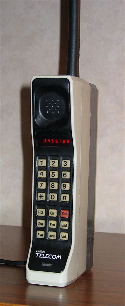 Motorola DynaTAC 8000X, il primo telefono cellulare portatile venduto al pubblico