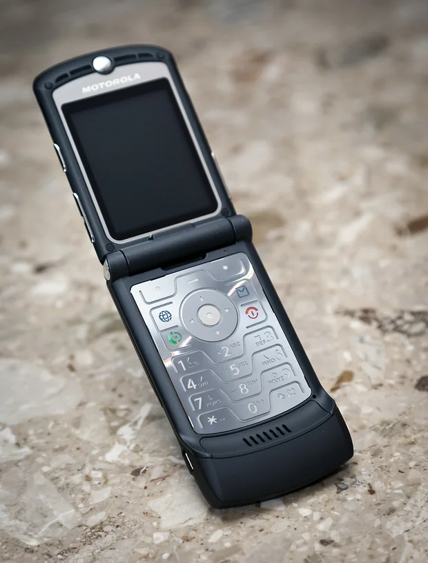 Motorola RAZR V3 nero, telefono a conchiglia ultrasottile